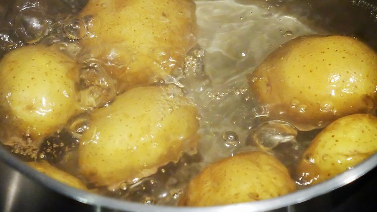Mal eben schnell Kartoffeln kochen, kann aufgrund der Energiepreise teuer werden. 