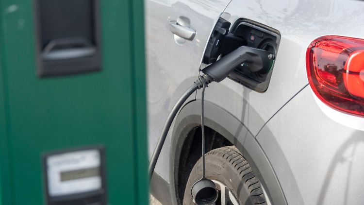 Laut Datendienstleister Dataforce bleibt das fahren mit einem E-Auto günstiger.