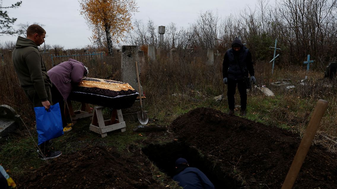 Im November kann Nina Melenets endlich ihren Sohn beerdigt. Vor mehr als sieben Monaten ist der 44 Jahre alte Oleksandr bei einem Angriff auf ihr ostukrainisches Dorf Kamjanka getötet worden, erzählt sie.