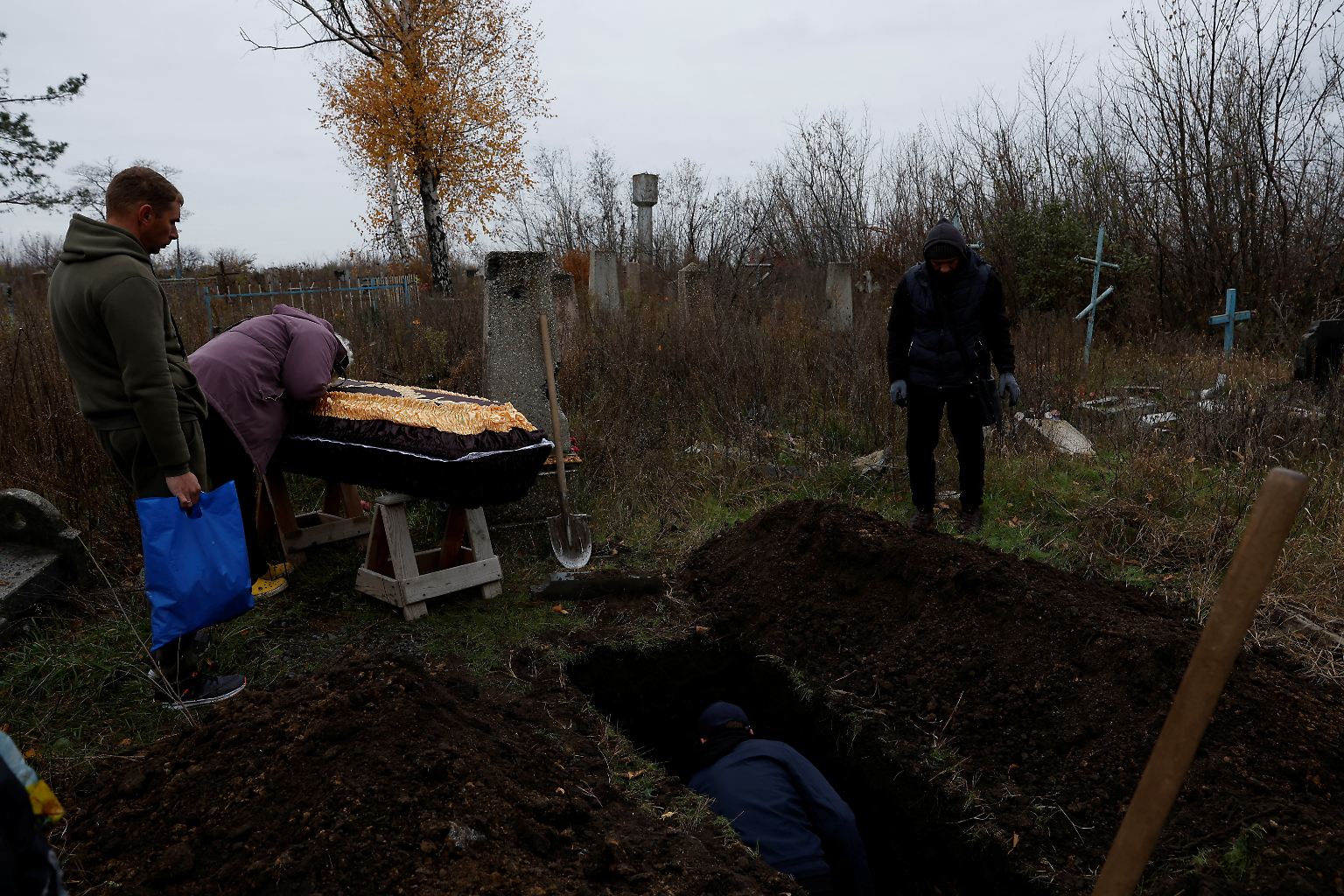 Im November kann Nina Melenets endlich ihren Sohn beerdigen. Vor mehr als sieben Monaten sei der 44 Jahre alte Oleksandr bei einem Angriff auf das ostukrainische Dorf Kamjanka getötet worden, erzählt sie Reuters-Reportern, die in den befreiten Gebieten unterwegs sind.