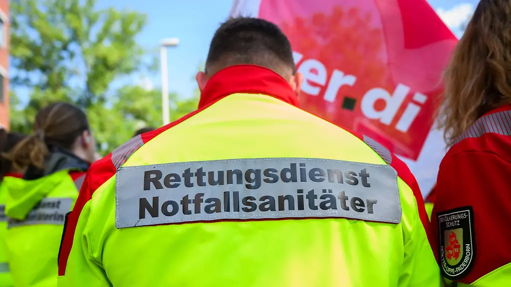Beschaeftigte-im-kommunalen-Rettungsdienst-protestieren-unter-dem-Motto-Lebensretter-in-Not