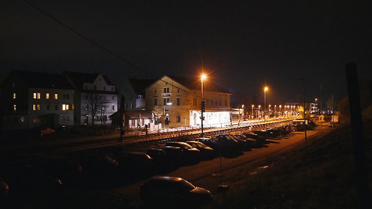 In einigen Städten wird die Straßenbeleuchtung zwecks Energiesparens kurz nach Mitternacht abgeschaltet.