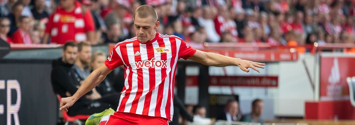 Julian Ryerson von Union Berlin spielt den Ball.