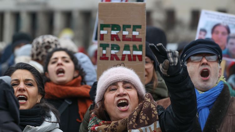 Weltweit solidarisieren sich Protestierende mit den Menschen im Iran - auch in Berlin.