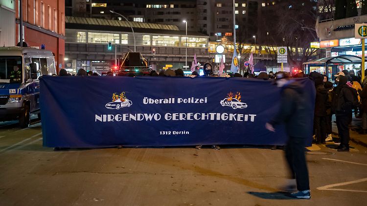 Rund 100 schwarz gekleidete und teils vermummte Demonstranten aus der linksautonomen Szene solidarisierten sich mit den Klima-Aktivisten.
