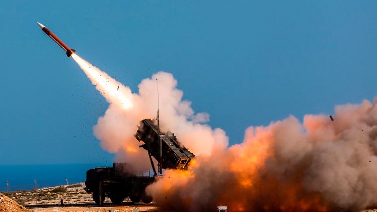 Das Patriot-System dient zur Bekämpfung von Flugzeugen, taktischen ballistischen Raketen und Marschflugkörpern.