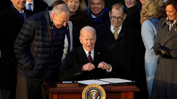 Biden unterschreibt das Gesetz im Garten des Weißen Hauses. Dort wurde dann auch gefeiert.