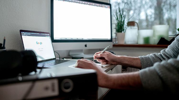 Gerade im Winter ist der Arbeitsweg oft wenig einladend. Da schätzen sich diejenigen glücklich, die auch im Homeoffice arbeiten können.