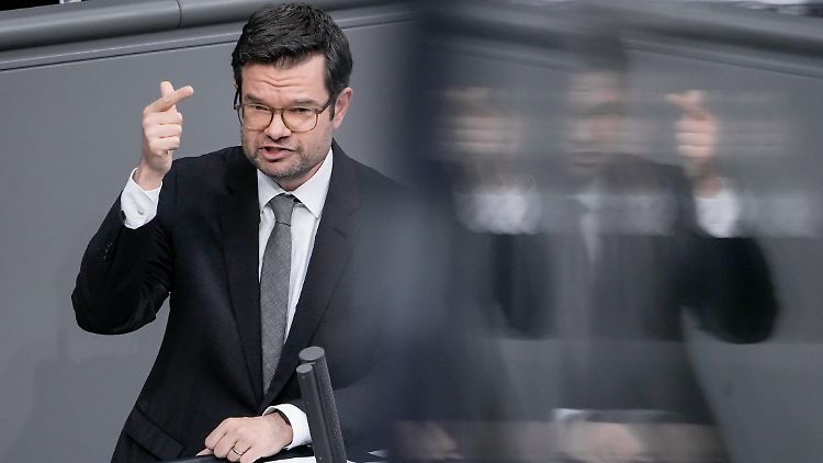 Unterstützung signalisierte Buschmann für das Vorhaben, Beamte leichter aus dem öffentlichen Dienst zu entfernen, wenn sie sich verfassungsfeindlich verhalten.