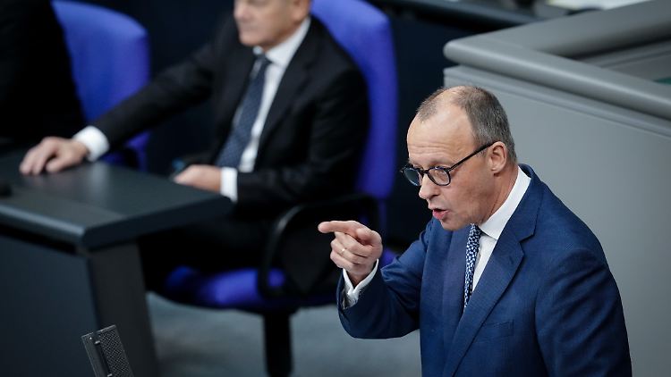 Merz teilt in seiner Rede gegen den Kanzler kräftig aus - muss aber auch einstecken.