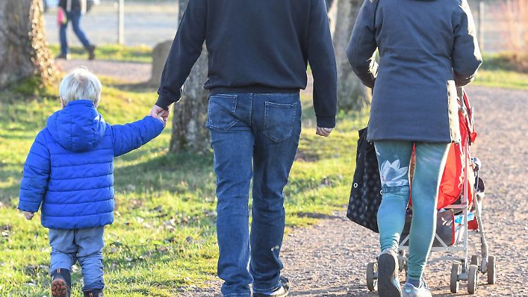 Eher die Ausnahme: Die Elternzeit wird hauptsächlich von Frauen allein oder Paaren gemeinsam genutzt. Der Anteil von Männern, die allein zu Hause bleiben, ist gering.