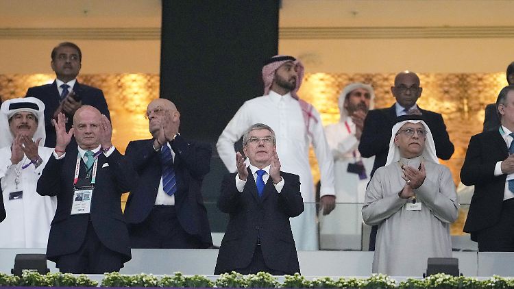 Bach war selbst in Katar, wo man sich nach Olympischen Spielen sehnt.
