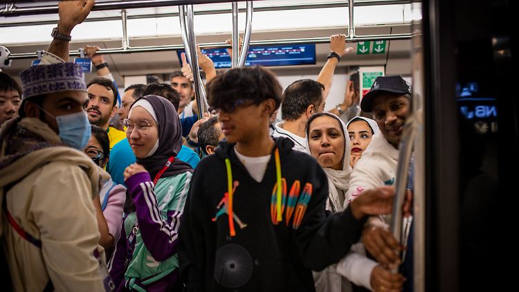 Wer nicht in der Metro zerquetscht werden will, flüchtet früh aus dem Stadion.