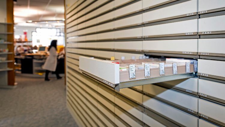 Engpässe bei Arzneien gibt es in Deutschland immer wieder. Für Apotheken sind sie ein Ärgernis, da sie für Patienten Alternativen zu Medikamenten finden oder teilweise selbst herstellen müssen. 