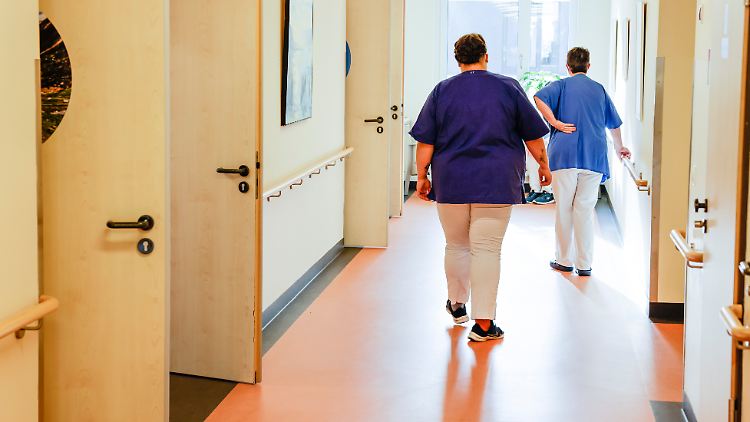 Pflegekräfte kämpfen seit Jahren mit harten Arbeitsbedingungen. Besserung ist nicht in Sicht. 