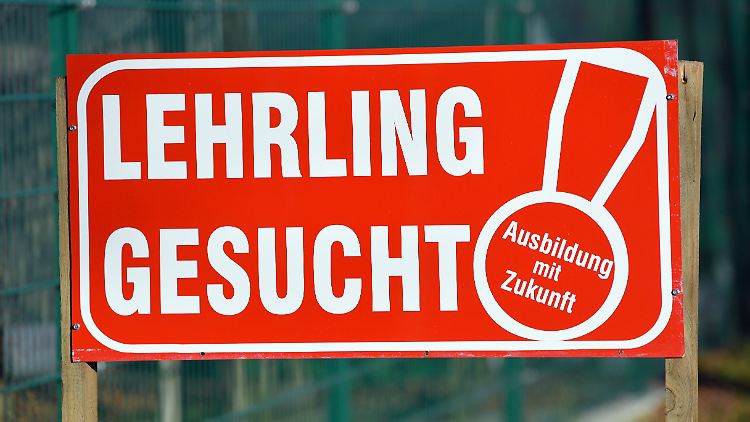 "Die Arbeitgeber müssen jetzt endlich auf alle Jugendlichen zugehen und ihnen attraktive berufliche Perspektiven bieten", so Hans-Jürgen Urban.