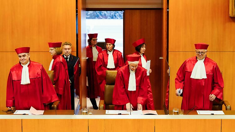Der Zweite Senat des Bundesverfassungsgerichts erscheint zur Urteilsverkündung.