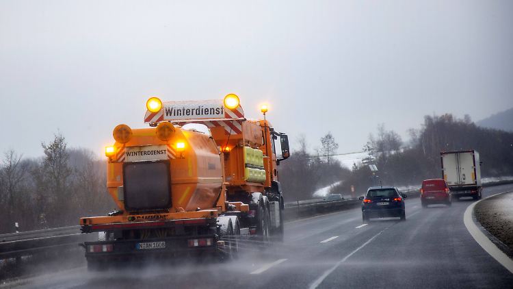 Die Winterdienste sind im Süden des Landes im Dauereinstaz.