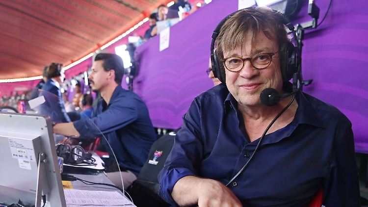 Réthy auf der Tribüne des Halbfinalstadions in Katar.