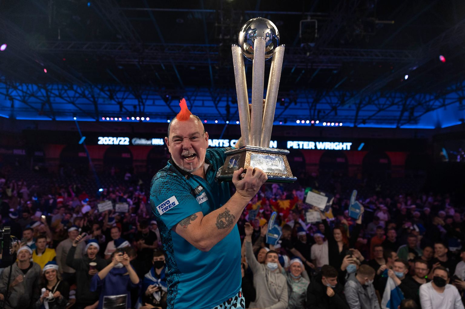 Vom 15. Dezember bis 3. Januar spielen 96 Dart-Stars um diesen Pokal: Der amtierende Darts-Weltmeister Peter Wright ...