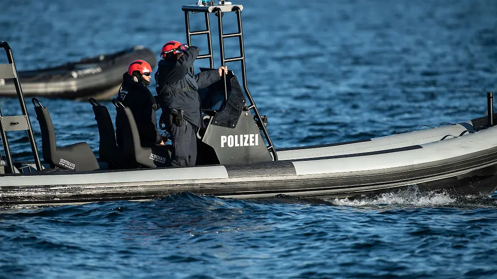 Einsatzkraefte-der-Polizei-fahren-auf-einem-Boot