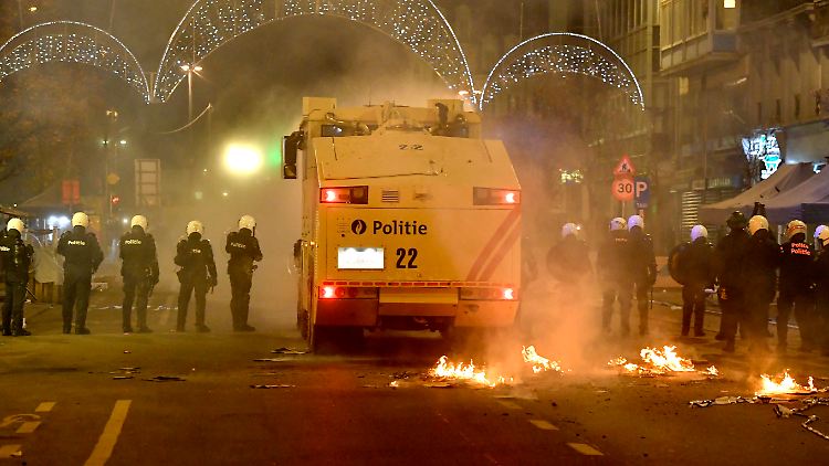 In Brüssel ging die Polizei mit einem Wasserwerfer gegen die Randalierer vor. 
