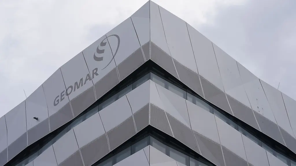 Das-Geomar-Logo-ist-an-der-Fassade-des-Geomar-Neubaus-am-Seefischmarkt-zu-sehen