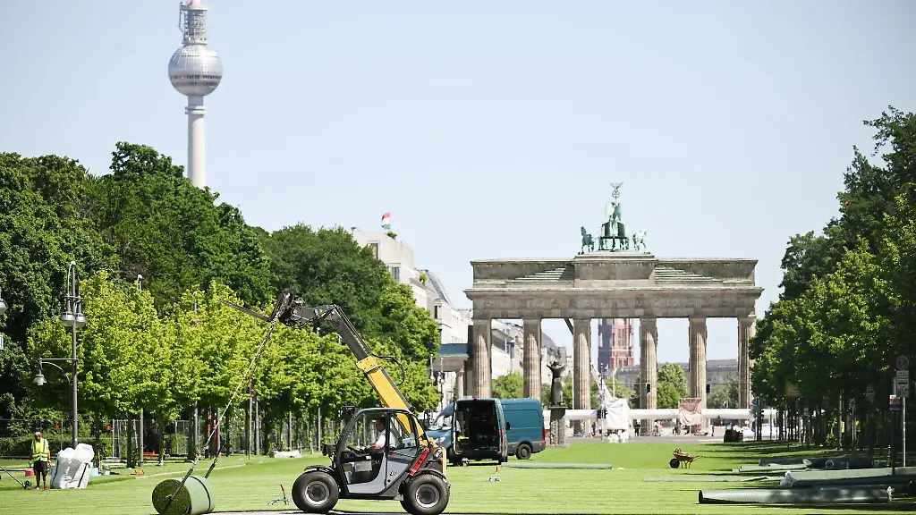Rollrasen-wird-auf-der-Strasse-des-17-Juni-vor-dem-Brandenburger-Tor-verlegt