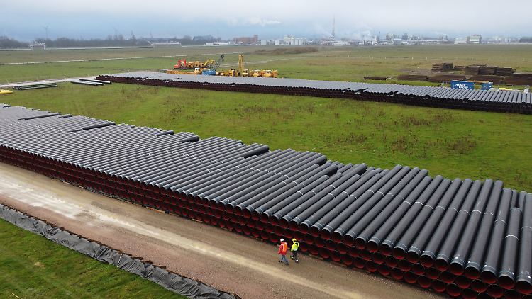 Rohre, die für die Verlegung der Gasleitung vom schwimmenden LNG-Terminal in Brunsbüttel nach Hetlingen vorgesehen sind. 