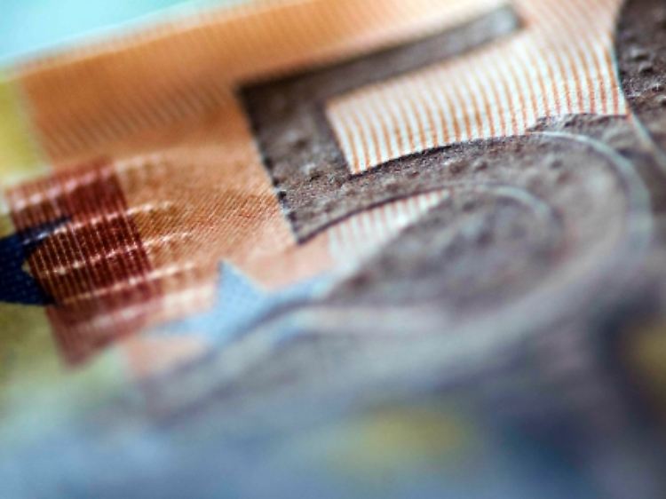 Falscher Fünfziger: Winzige Noppen auf dem Papier sollen den Empfänger von der Echtheit des Scheins überzeugen.