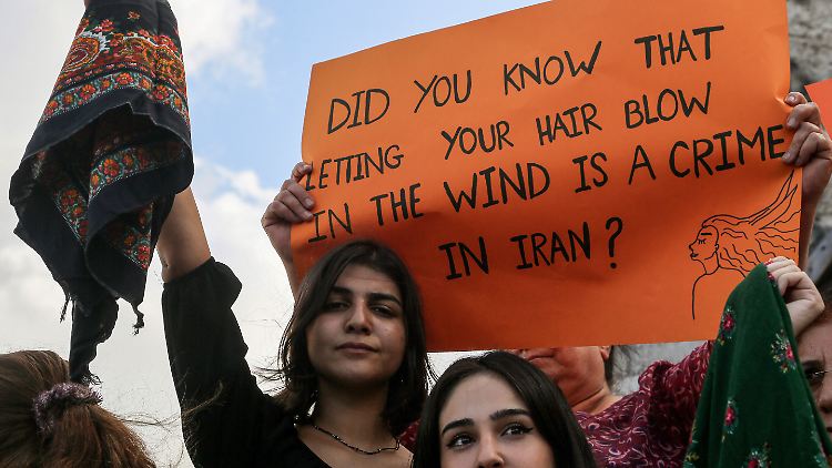 Im Iran ist für Frauen der Hidschab Pflicht, unter dem Kopftuch dürfen keine Haare zu sehen sein.