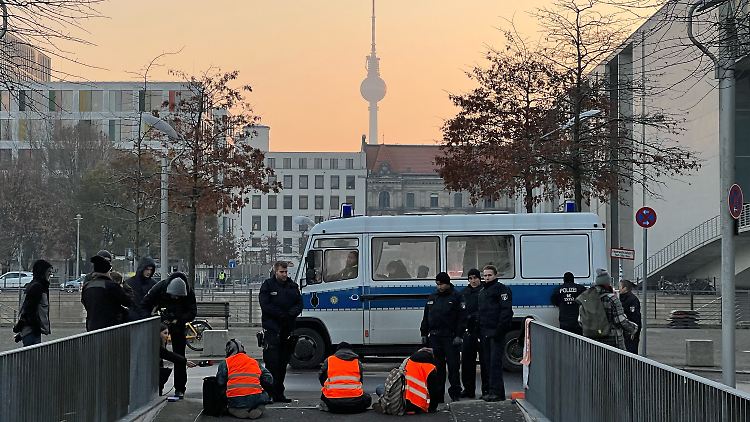 Aktion der "Letzten Generation" vorm Bundestag verärgert unter anderem Christian Lindner.