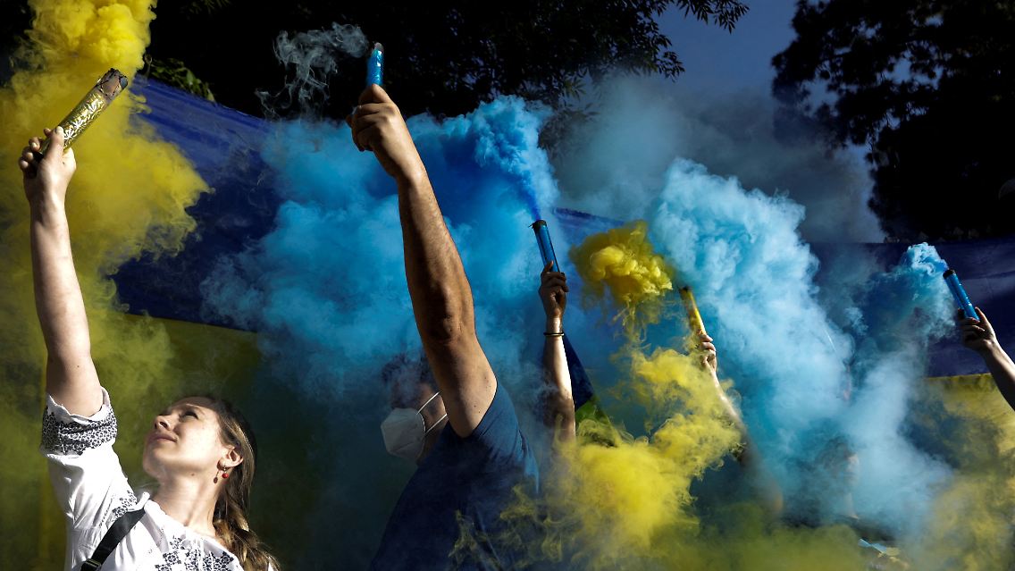 28. Februar: Vor der russischen Botschaft in Mexiko-Stadt brennen Frauen und Männer Fackeln in den Farben der ukrainischen Flagge ab. Weltweit versammeln sich Menschen zu Antikriegsdemonstrationen und solidarisieren sich mit der Ukraine.
