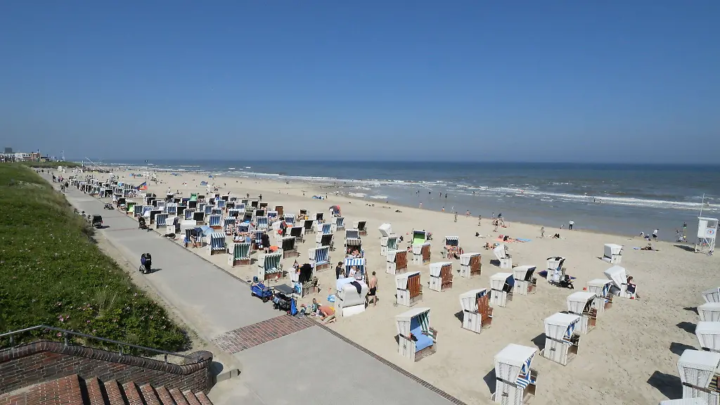 Bei-Sonnenschein-sind-am-Pfingstmontag-zahlreiche-Strandkoerbe-auf-der-Nordseeinsel-belegt