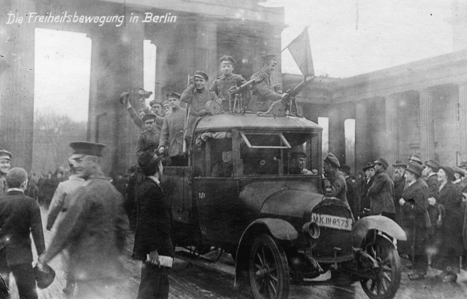 Arm an Krisen ist die Weimarer Republik nie. Geboren in einer Revolution nach der Niederlage im Ersten Weltkrieg, …
