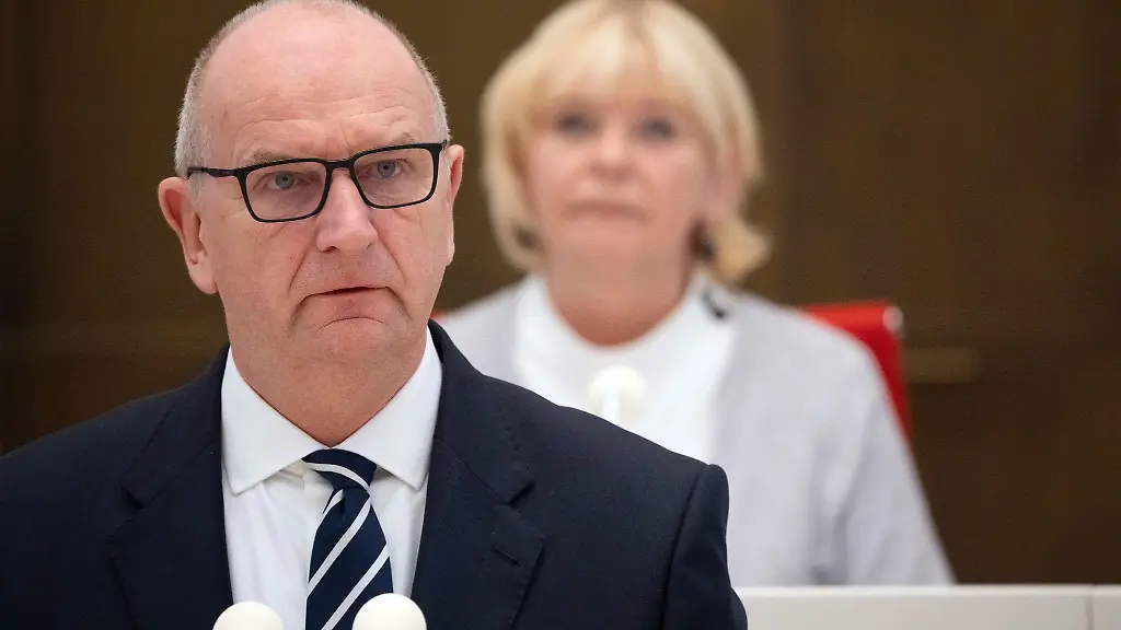 Dietmar-Woidke-SPD-Ministerpraesident-von-Brandenburg-Hinter-ihm-sitzt-Ulrike-Liedtke-Praesidentin-des-Landtages