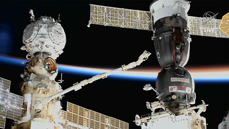 Der europäische Roboterarm untersucht das Sojus-MS-22-Besatzungsschiff, nachdem dort ein Leck entdeckt wurde.