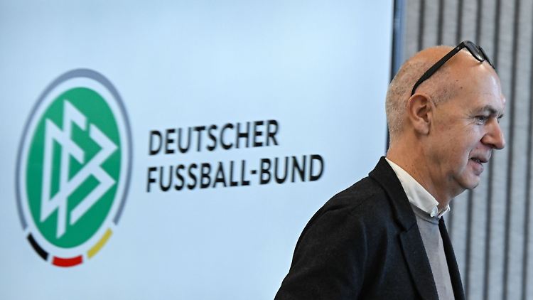 Der Präsident des Deutschen Fußball-Bundes lud sein hochkarätiges Beratergremium zur Sitzung.
