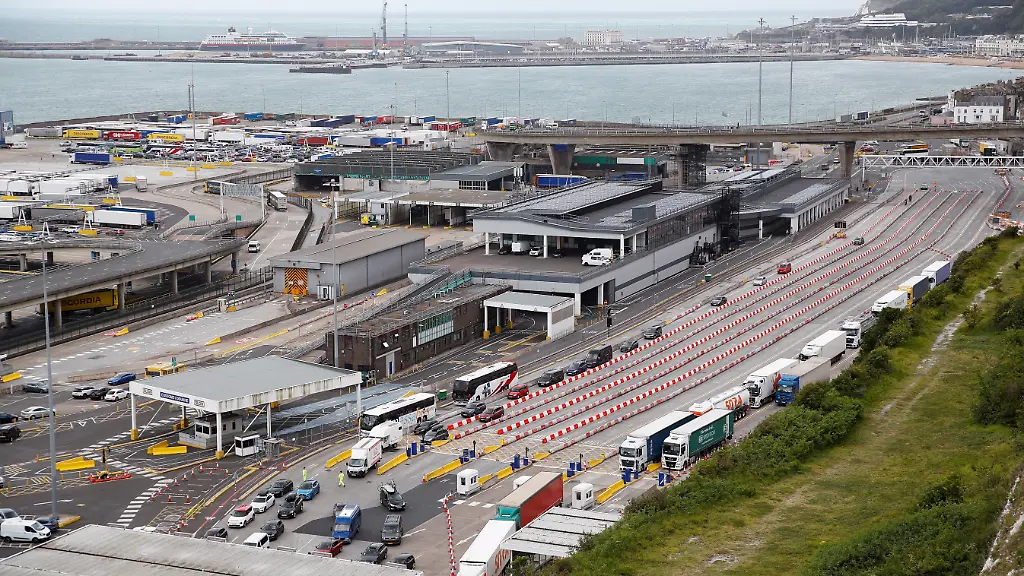 2022-07-25T103911Z-217618353-RC2YIV9KPAMQ-RTRMADP-3-BRITAIN-TRAVEL-DOVER