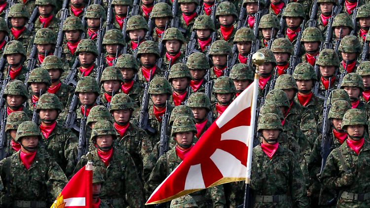 Japanische Soldaten während einer Militärparade.