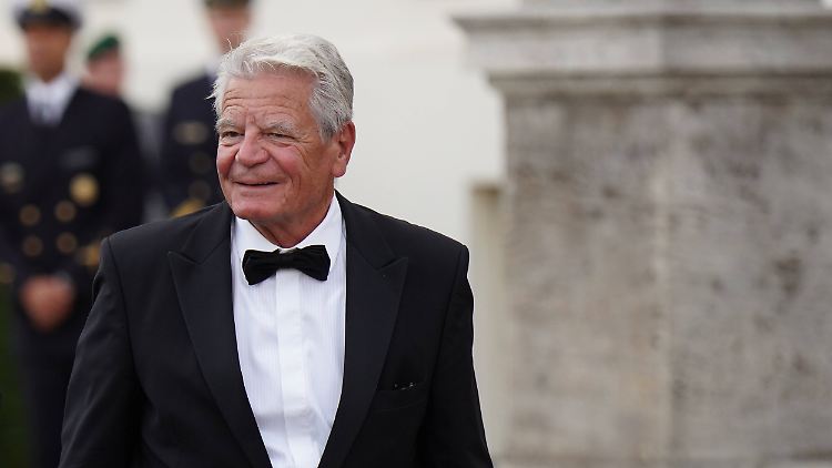 "Zu einer Ansage der Zeitenwende gehört aber auch eine Politik der Zeitenwende", sagt Gauck. 