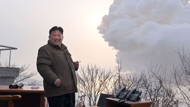 Nordkoreas Machthaber Kim Jong Un wohnte dem Test persönlich bei.