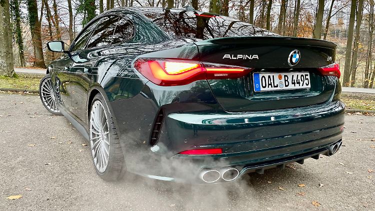 Verdampfendes Kondenswasser bei kalten Temperaturen ist der Beweis, dass unter der Blechhaut ein klassischer Verbrenner steckt. Und zwar einer mit richtig Dampf!