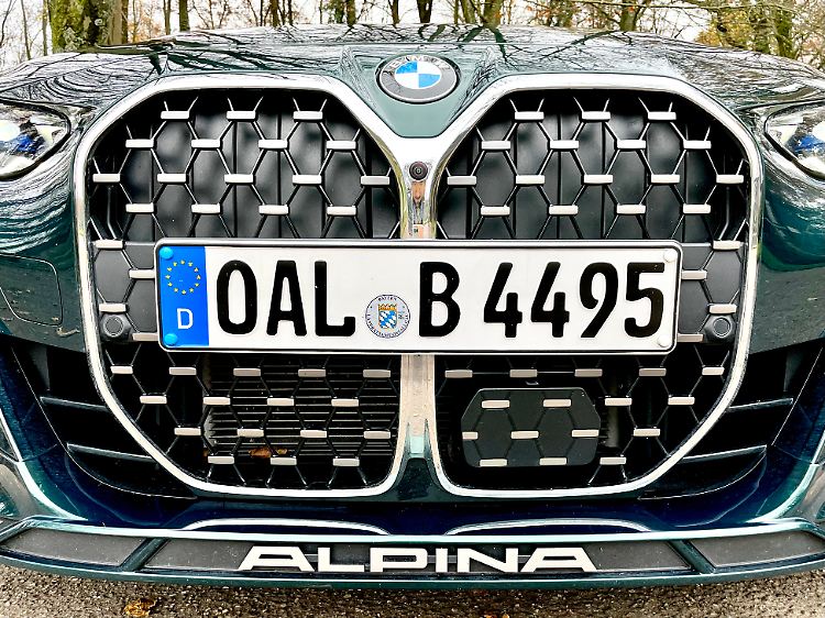Das eher hochkantige Nierendesign zitiert Designelemente aus der Vergangenheit.