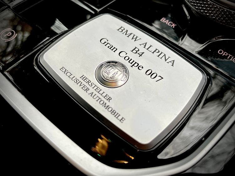 Jeder Alpina trägt die berühmte Plakette mit der Nummer des jeweiligen Exemplars.