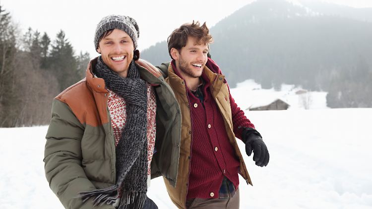 In vielen Online-Shops ist Winterschlussverkauf: Im Winter-Sale gibt es Mode für Herren ordentlich reduziert.