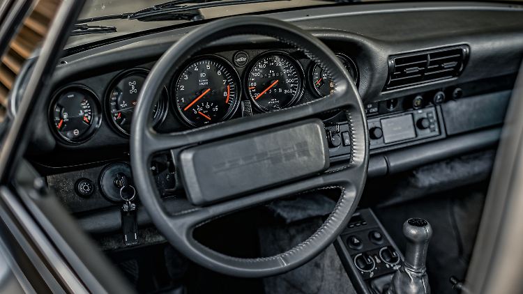 Der sündhaft teure Porsche 959 wirkt innen wie ein profaner Faltenbalg-Elfer.