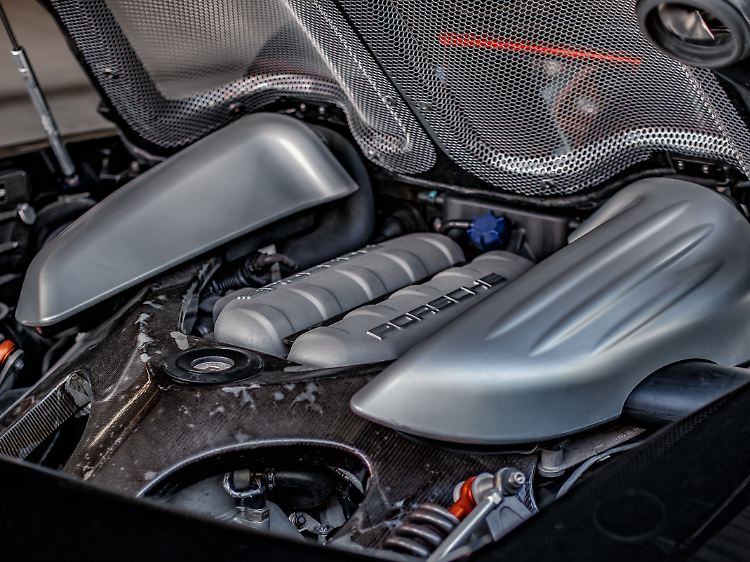 Im Vergleich zu 959 und 918 Spyder präsentiert sich der Carrera-GT-Zehnzylinder ästhetisch aufbereitet.