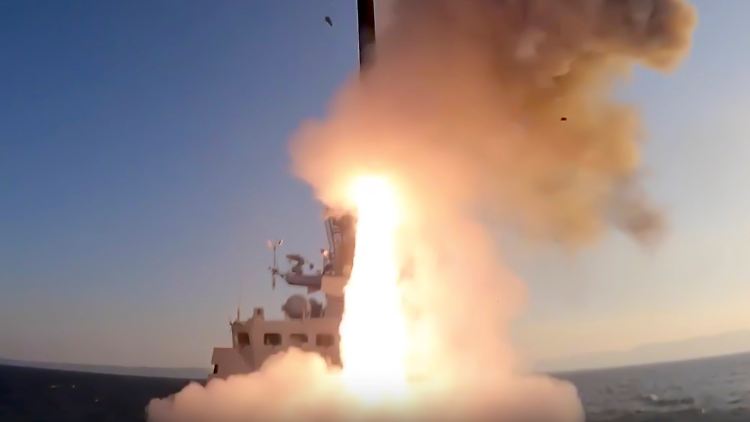 Auf diesem bereits vor geraumer Zeit vom russischen Verteidigungsministerium veröffentlichten Foto schießt ein russisches Kriegsschiff einen Marschflugkörper auf ein Ziel in der Ukraine ab.
