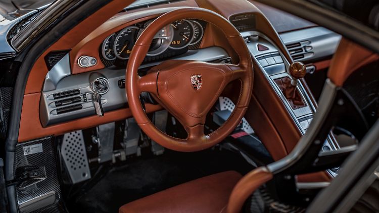 Feine Lederbeschläge machen das Interieur des Carrera GT nobel, der Holzknauf des Schalthebels wirkt deplatziert.